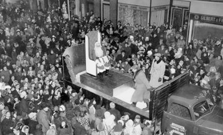 Arrivée du père noël organisé par Gagnon frères en 1950