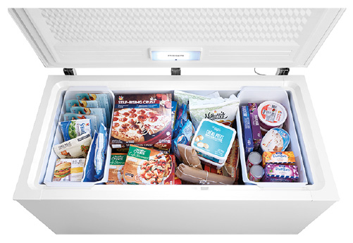 Congélateur horizontal ouvert et rempli de nourriture