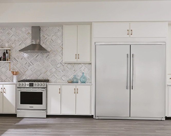 Cuisine avec un grand tout-réfrigérateur et un grand tout-congélateur