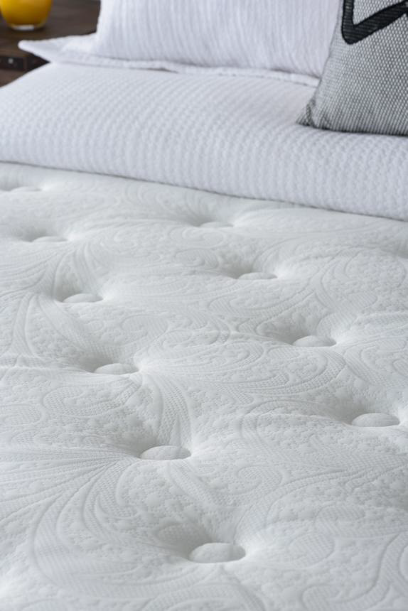 Vue d'un lit avec un matelas confortable