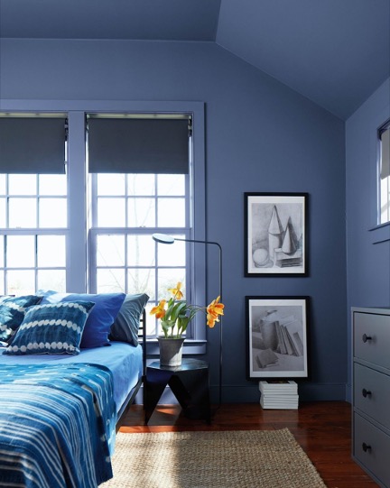 Chambre à coucher avec les murs et le lit bleus