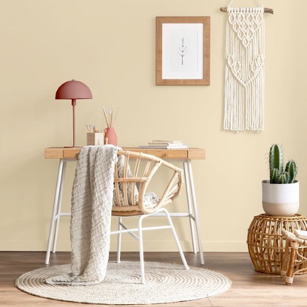 Un petit bureau et une chaise de bois avec les pattes blanches