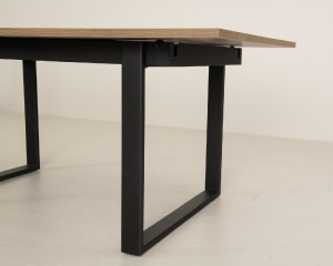 Table avec pattes en métal