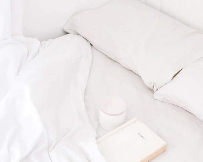 Lit avec draps blancs