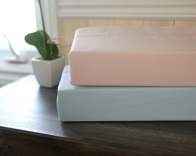 Un drap rose pâle sur un drap bleu pâle