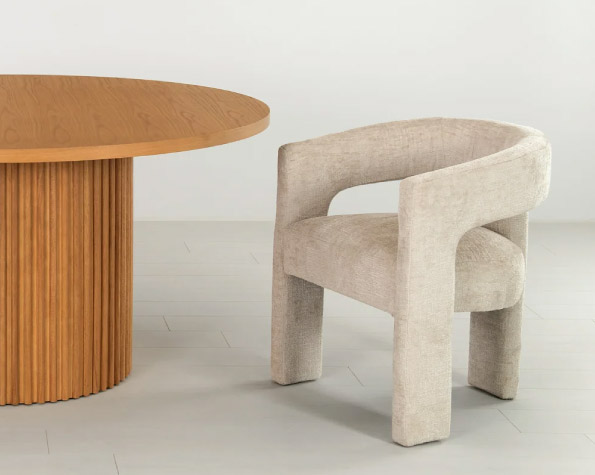 Chaises en tissu blanc à côté d'un bout de table en bois orangé