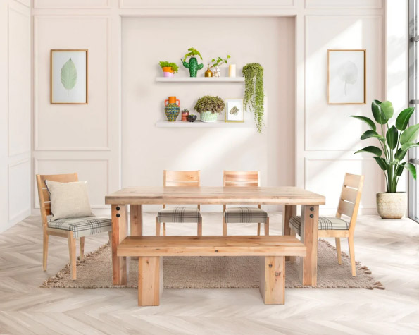 Salle à manger décorée avec plantes et toiles