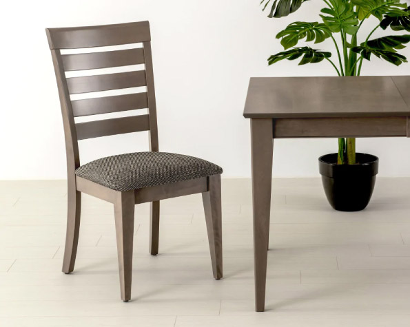 Une chaise de bois foncé à côté d'un bout de table de la même couleur et texture